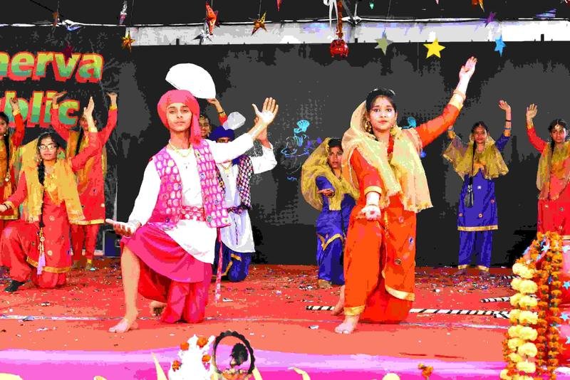 Giddha and bhangra performance